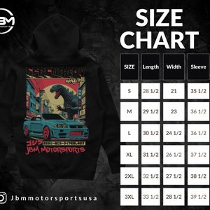 Puede incluir: Sudadera con capucha negra con un estampado gr&aacute;fico de un coche azul, un monstruo parecido a Godzilla y texto japon&eacute;s. El texto "LEGENDARY SKYLINE" est&aacute; impreso sobre el gr&aacute;fico. El texto "JBM MOTORSPORTS" est&aacute; impreso debajo del gr&aacute;fico. Se incluye una tabla de tallas con medidas en pulgadas.