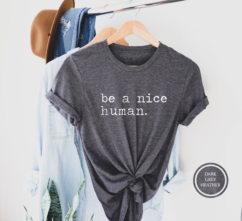 Pu&ograve; includere: Maglietta grigio scuro melange con la scritta "be a nice human." stampata in bianco.