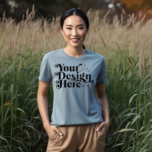 Bella Canvas 3001 T-shirt blu Mockup, Autunno Mockup, Autunno Tee Shirt Mockup Modello donna, Boho Mockup, BC 3001 Camicia blu Mockup Scarica