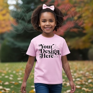 Bambini Bella Canvas 3001 rosa chiaro bambini camicia Mockup ragazze t-shirt Mock up rosa chiaro autunno Mockup bambino Tshirt Download digitale