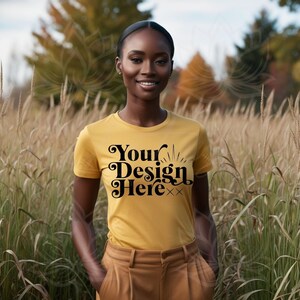 Bella Canvas 3001 Gold T-Shirt Mockup, Fall Mockup, Autumn Tee Shirt Mockup Modello donna, Boho Mockup, BC 3001 Gold Shirt Mockup Scarica