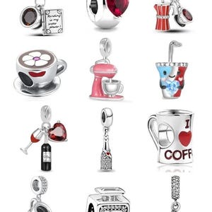 Op de afbeelding: Een set van 10 zilveren bedels met verschillende ontwerpen, waaronder een koffiekopje, een boek, een hart, een koffiepot, een mixer, een wijnglas, een champagnefles, een mok met de woorden "Ik hou van koffie" en een glas champagne. De bedels zijn allemaal gedetailleerd en hebben een glanzende afwerking.