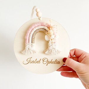 Targhetta per la cameretta dei bambini in legno, disco in legno personalizzato con date di nascita, targa per porta con arcobaleno, regalo per la nascita,