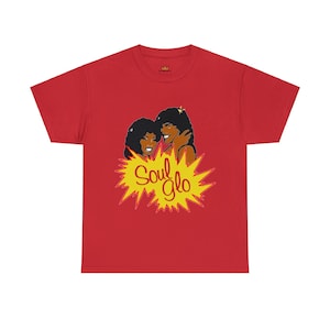 Puede incluir: Camiseta roja con un gráfico de dos mujeres con el texto "Soul Glo" en una explosión de estrellas amarilla y roja.