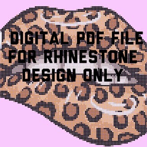 Könnte beinhalten: Digitale PDF-Datei nur für Strass-Design. Das Design zeigt ein Paar Lippen mit einem Leopardenmuster in Braun- und Schwarztönen. Der Hintergrund ist einfarbig rosa.