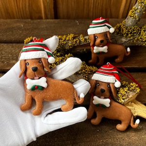 Colgante de perro navideño - Adorno para árbol de Navidad - Papá Noel navideño - Arcilla de modelar Fimo - Idea de regalo