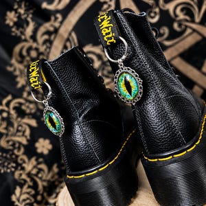 Drachen Auge Schuh Anhänger Silber Shoe Charm Edelstahl Karabiner Stiefelanhänger für Dr. Martens Gothic Hexe Smaug Dragon Dämon Demon