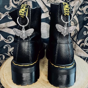 Skoberlock med mal, silverfärgad skoberlock, dödskalle, hökmal, karbinhake i rostfritt stål, stövelberlock med Dr. Doc Martens, gotisk punk, häxa i metall.