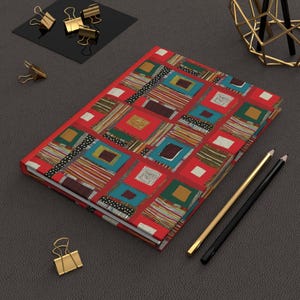 Könnte beinhalten: Set aus drei Keramikbechern mit gesprenkelter, matter Oberfläche. Die Becher sind in Creme-, Hellgrau- und Dunkelgrautönen gehalten. Schlichtes, minimalistisches Design.