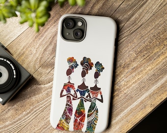 Puede incluir: Una funda de teléfono blanca con una ilustración colorida de tres mujeres con ropa y turbantes africanos tradicionales.