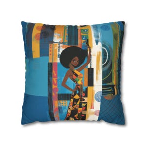 Puede incluir: Una almohada azul y amarilla con un diseño abstracto colorido que presenta a una mujer con un afro. La mujer lleva un vestido colorido con patrones geométricos.