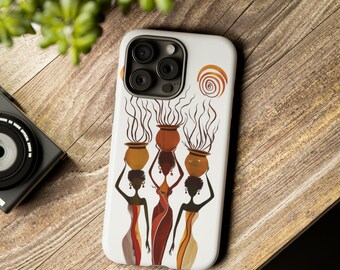 Puede incluir: Una funda de teléfono blanca con un diseño de tres mujeres que llevan ollas en la cabeza. Las mujeres están silueteados en negro y marrón, y las ollas son de color naranja y marrón. El fondo es blanco con un sol estilizado en naranja y amarillo.