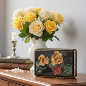 Caja de joyería antigua con diseño floral, caja de hierro negro decorada con rosas amarillas, decoración romántica para dormitorio, caja de metal litografiada vintage.