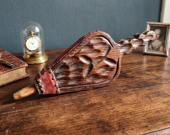 Soufflet de Cheminée Ancien en Bois Sculpté, Cuir Rouge d'Origine et Clous Laiton, Style Ferme Vintage Rustique, France