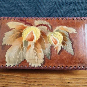 Antica scatola francese in pelle con decorazione floreale intagliata a mano • scatola del tesoro • vintage • Antica scatola per sigarette degli anni '60 •