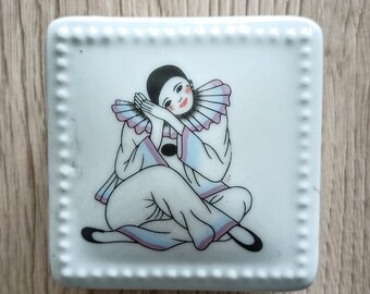 Boîte à bijoux carré Pierrot en porcelaine des années 80 •  Poterie française décoration unique •