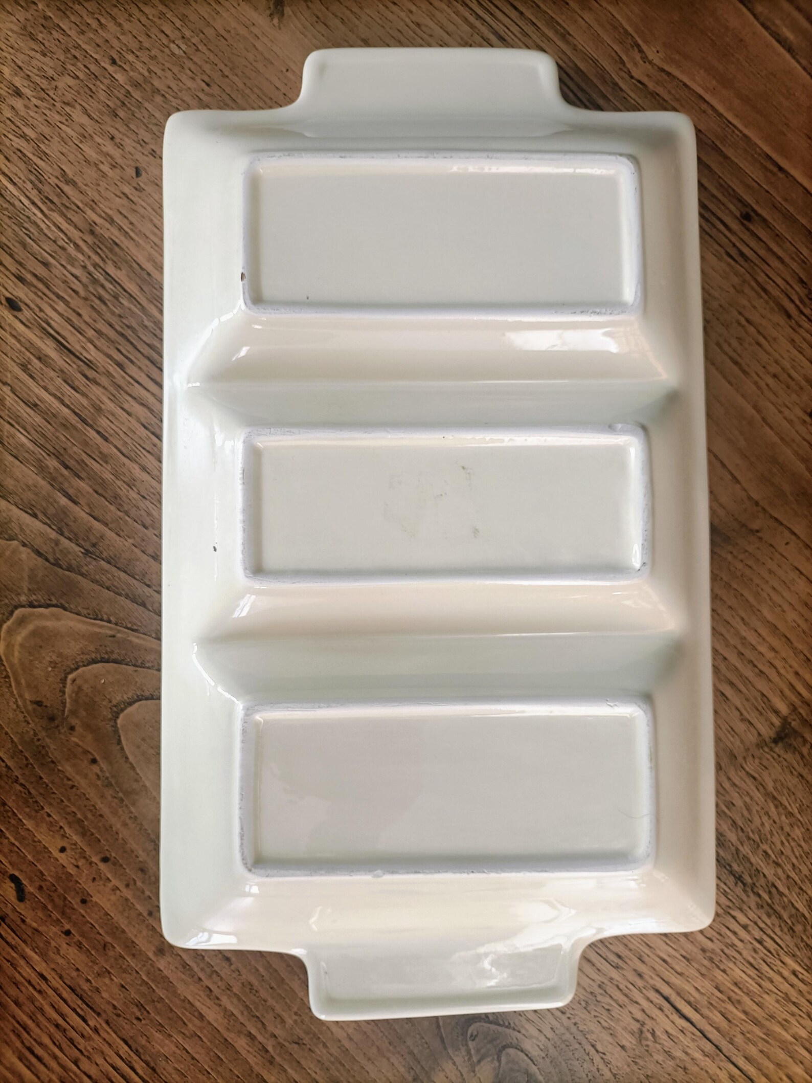 Plat de service à compartiments