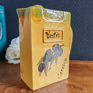 Vintage pastiskan van geel keramiek - Corsicaanse kan met olijfdecoratie - Provençaalse bistrodecoratie en Zuid-Franse keukencollectie