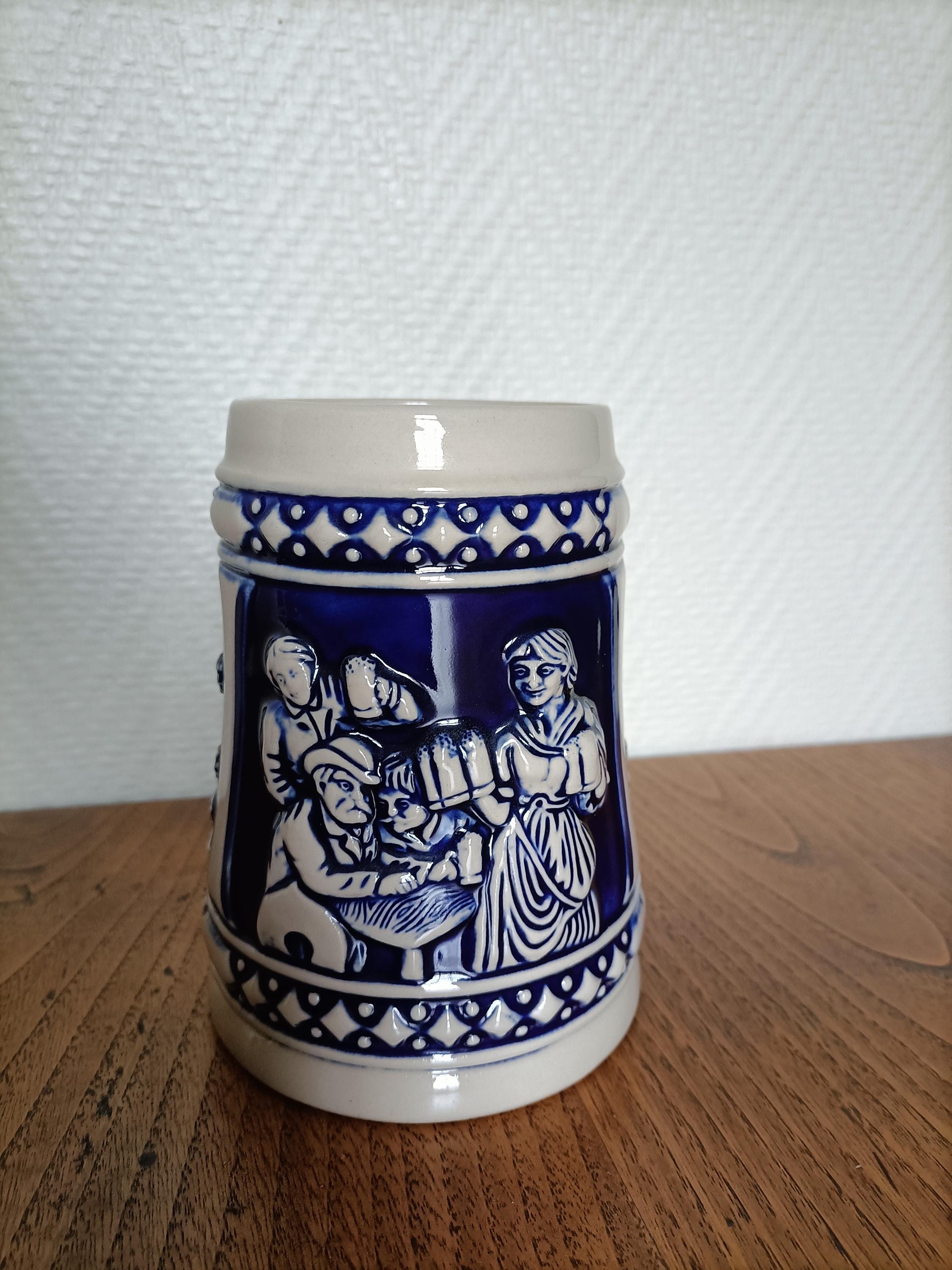 醸造所とホップのレリーフがあしらわれたヴィンテージのブルーと