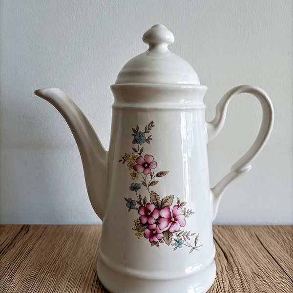 Chinoise théière vintage en porcelaine décor fleuri  • Chine traditionnelle • Cuisine de campagne • Amateurs de thé années 70