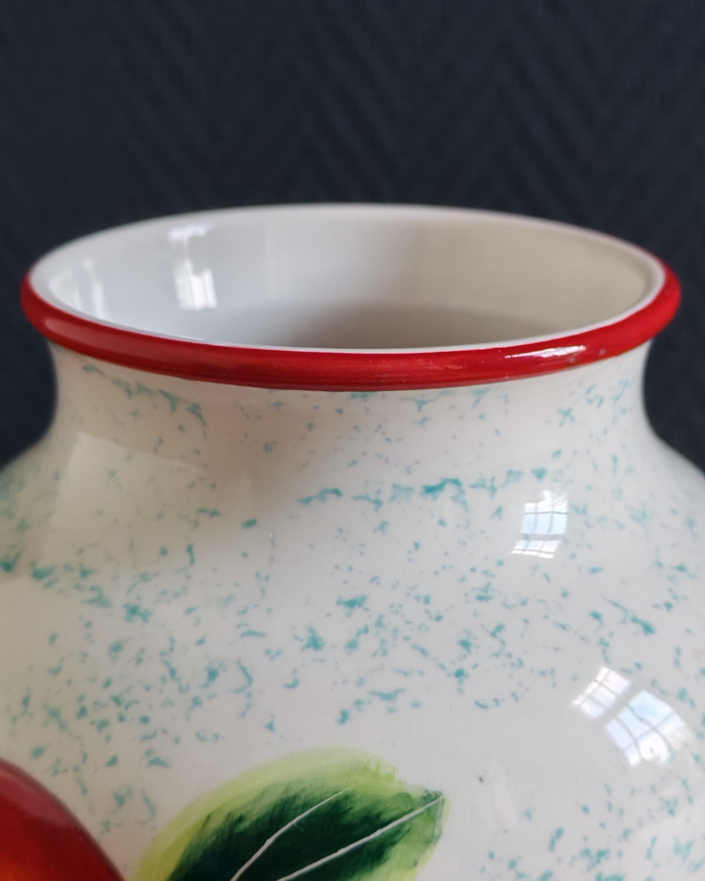 桃と葉のモチーフがあしらわれたヴィンテージホワイトセラミック花瓶