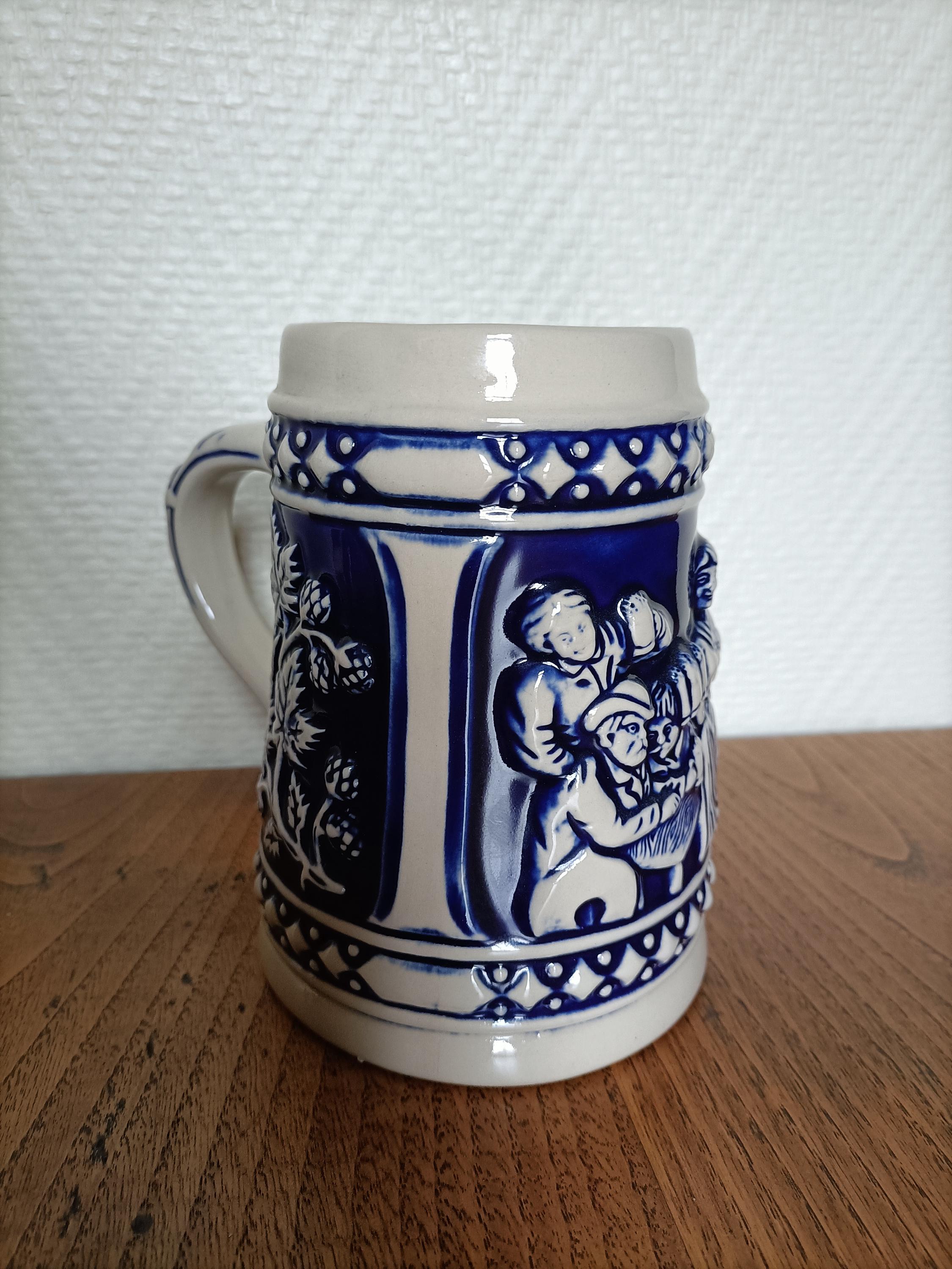 醸造所とホップのレリーフがあしらわれたヴィンテージのブルーと