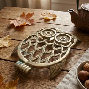 Dessous de plat ancien laiton doré ouvragé - Arts de la table