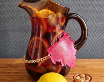 Carafe à Sangria Vintage Espagnole - Pichet en Verre Ambré Rétro - Avec Étiquette Feuille Rose Originale et Chaînette Dorée - Décoration Bar