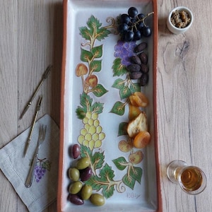Plat service terre cuite signé P.Boy — Céramique artisanale émaillée — Décor fruits vigne raisins — Art populaire français vintage