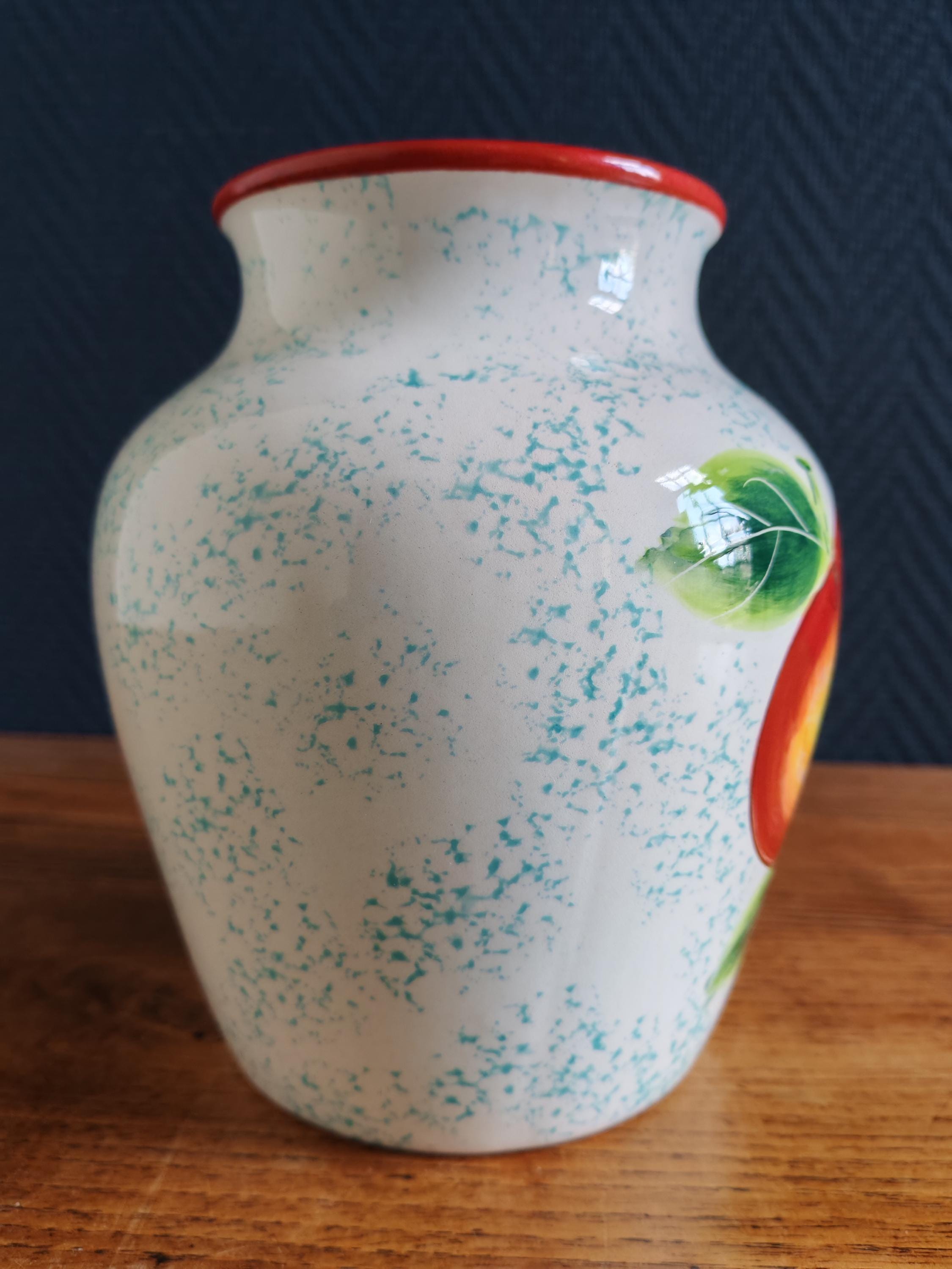 桃と葉のモチーフがあしらわれたヴィンテージホワイトセラミック花瓶