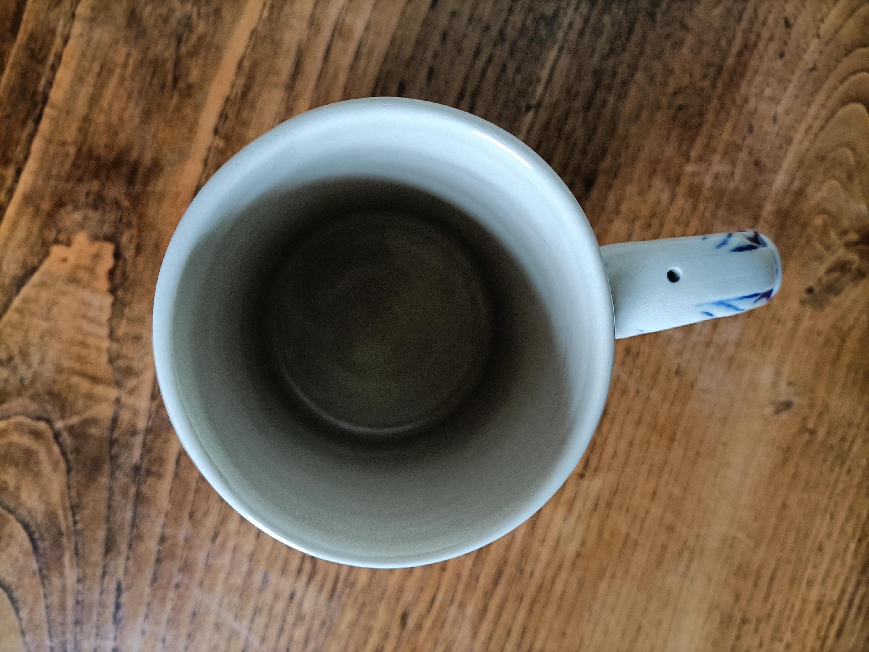 醸造所とホップのレリーフがあしらわれたヴィンテージのブルーと
