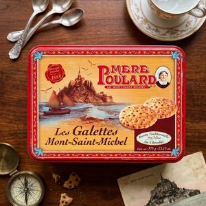 Lata de galletas vintage La Mère Poulard en metal rojo y dorado, 19,5 cm - Diseño Mont Saint-Michel - Colección de cocina retro francesa