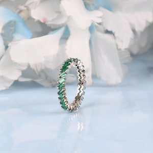 エメラルドバゲットエタニティリング、グリーンジェムストーンスタッキングリング、ジグザグウェディングバンド、5月の誕生石
