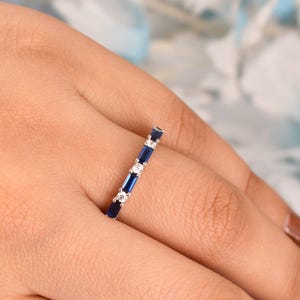 Blauer Saphir Baguette Ring mit CZ, Fortunehsteigerndes Geschenk, Minimalistischer stapelbarer Schmuck für Frauen