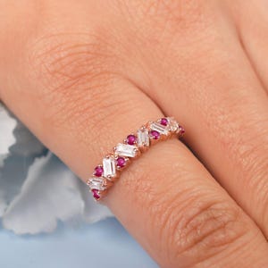 Anello con rubino, fedi nuziali con rubini a baguette e rotondi, anelli con pietra portafortuna di luglio.