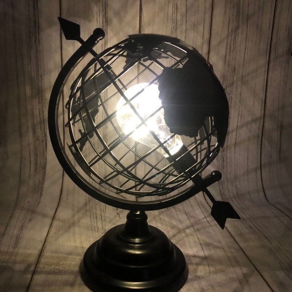 Lampe globe. Lampe dans un loft, style industriel. Lampadaire. Pour un salon élégant, un bureau, une chambre. Cadeau de pendaison de crémaillère