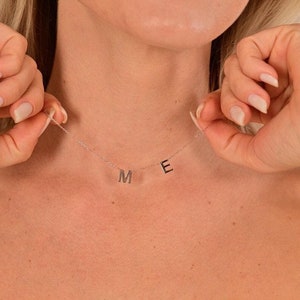 Zwei Initialien mit kleinem Herz, zierliche 14K Gold Buchstabenkette, individueller Anhänger, personalisierter Schmuck, Weihnachtsgeschenk