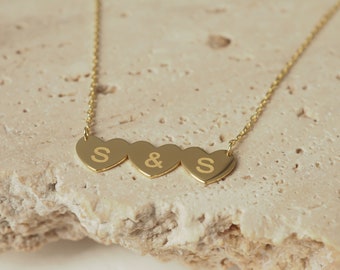 3 kleines Herz Halskette, 14K Massivgold Personalisierte drei Initial Halskette, gravierter Herzanhänger, perfektes Geschenk für Muttertag