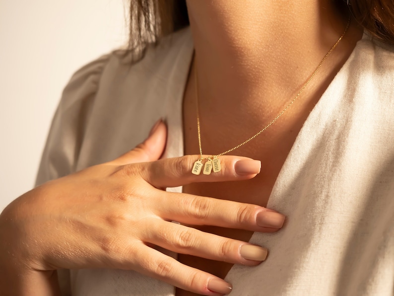 14k Gold Tag Bar Namenskette & Initialenanhänger, personalisierter Halsband mit mehreren Namen für Frauen, Geschenk für Weihnachten 2023, perfektes Geschenk Bild 1