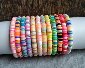 Pile de bracelets de perles Heishi, bracelets fimo multicolores, cadeau pour des amis, bracelet d'amitié en perles, bracelet en pâte polymère, bracelet en perles d'argile