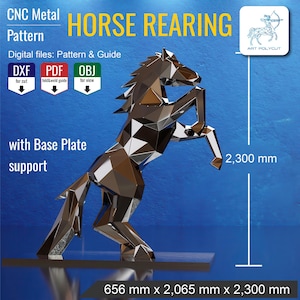 Peut inclure: Une sculpture de cheval cabré en métal géométrique avec un support de plaque de base. Le motif numérique inclut des fichiers DXF, PDF et OBJ. Le texte indique CNC Metal Pattern, HORSE REARING et ART POLYCUT. Dimensions : 656 mm x 2 065 mm x 2 300 mm.