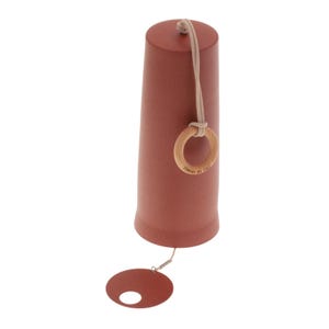 Op de afbeelding: Een terracotta-kleurige flesstopper met een houten ring en een kleine, ronde, terracotta-kleurige schijf. De stopper heeft een cilindrische vorm en een beige koord. De houten ring heeft tekst.