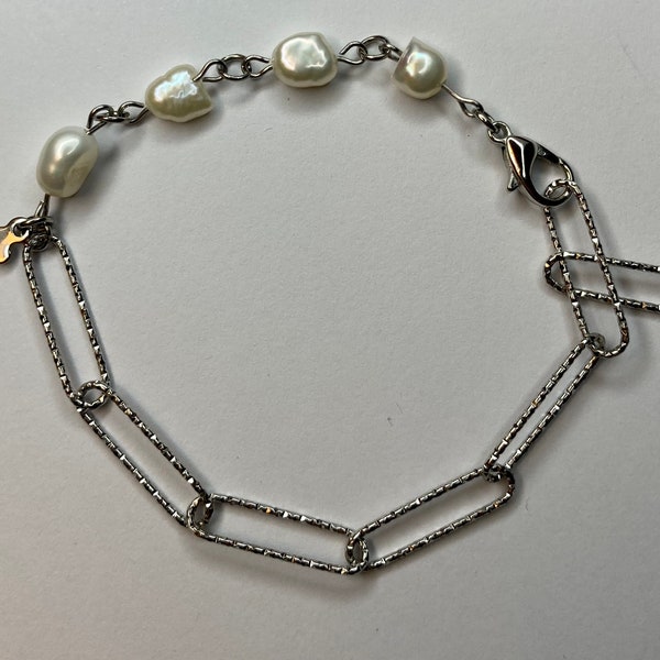 Pulsera de plata con colgante de trébol y perla natural