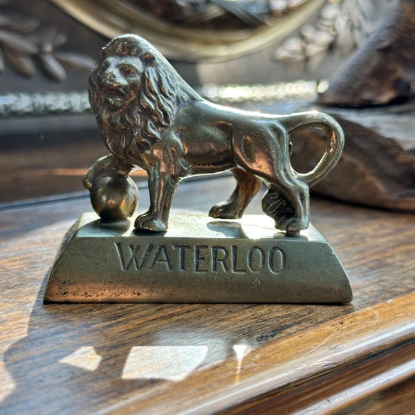 Figura vintage de león de Waterloo de latón: recuerdos de la época de Napoleón