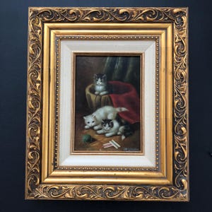 Concert des aristochats - Oeuvre d'art 2 sur 2 - Chatons espiègles avec de la laine - Cadre baroque - Cadeau parfait