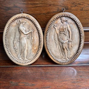 Par de placas de pared neoclásicas: figuras femeninas clásicas, decoración de estilo neorrenacentista del Imperio.