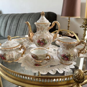 Conjunto de café Mokka da Baviera vintage – Cena de namoro em porcelana rococó, conjunto de xícaras de café douradas de 15 peças, elegância de meados do século