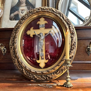 Antique Crucifix in Ornate Gilded Oval Frame – H 63 cm/ 24.8" -  19th Century Velvet Shadowbox with Jesus on the Cross – Catholic Wall Art
