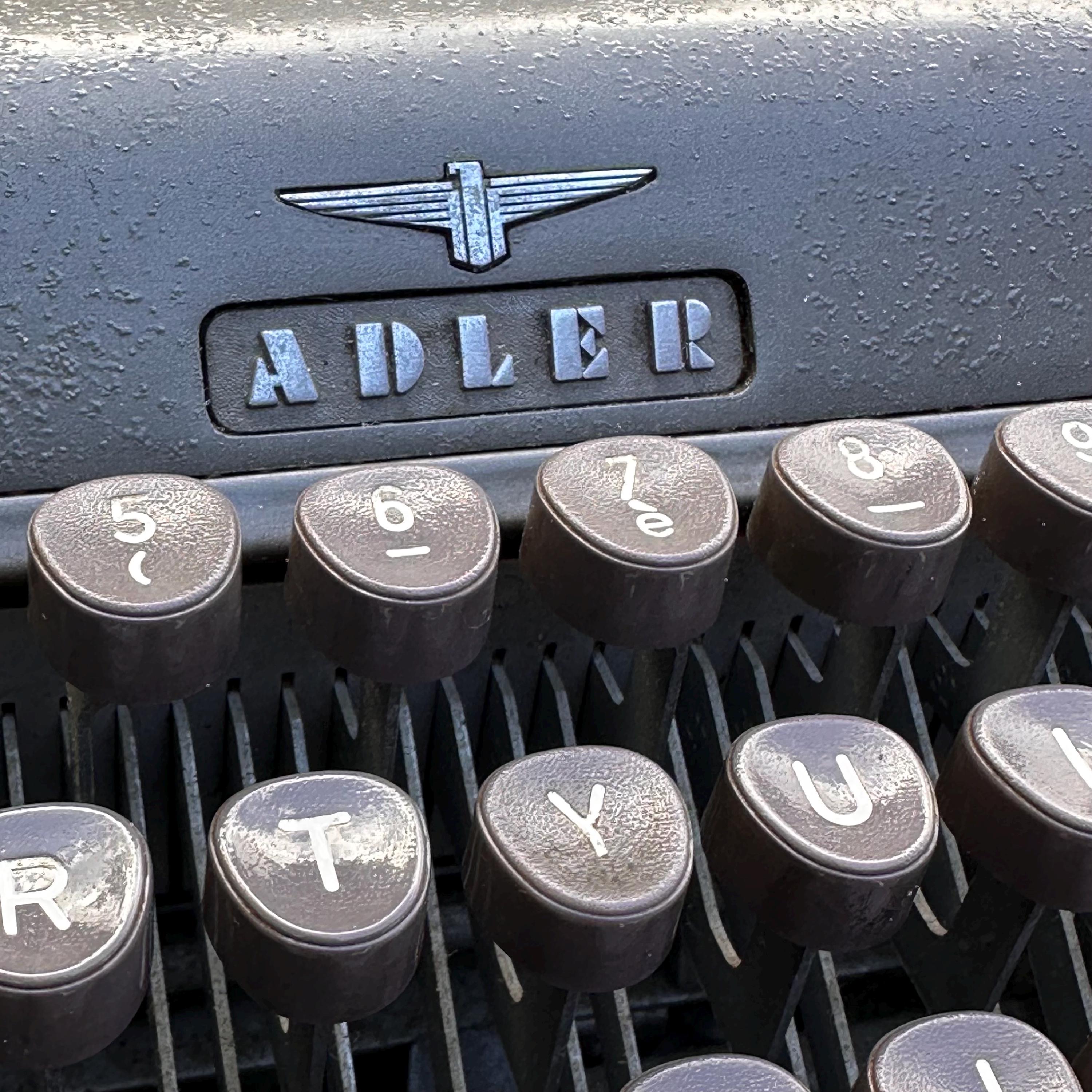 ADLER レトロ　タイプライター　アデリア　アンティーク Vintage Adler Typewriter With Original Carrying Case – German Mid