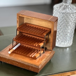 Scatola musicale per sigarette vintage – Intarsi in legno italiano – Suona il Torna a Surriento – Espositore a più livelli espandibile di metà secolo